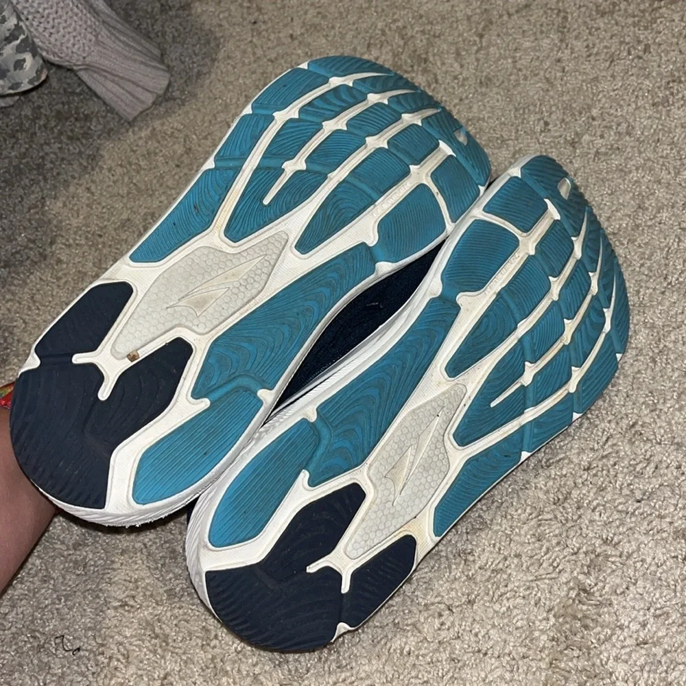 Women’s Altras - Picture 4 of 4